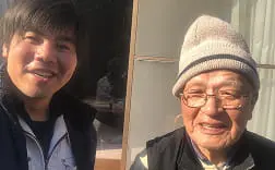 木目の壁の前で高齢男性2人と若い男性が笑顔で並ぶ室内写真